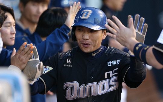 이종욱 득점      (창원=연합뉴스) 박정헌 기자 = 27일 경남 창원시 마산회원구 마산야구장에서 열린 2017년 프로야구 KBO 리그 NC 다이노스와 kt 위즈의 경기. NC 이종욱이 1회말 1사 1,3루에서 폭투로 득점한 뒤 하이파이브하고 있다. 2017.4.27      home1223@yna.co.kr  (끝)
